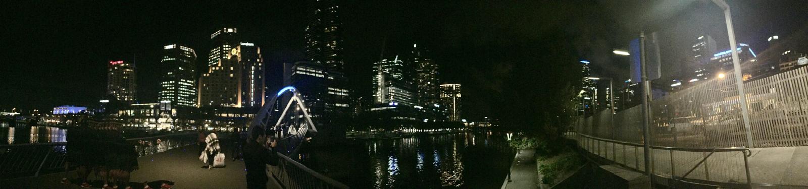 Cidade moderna à noite com luzes